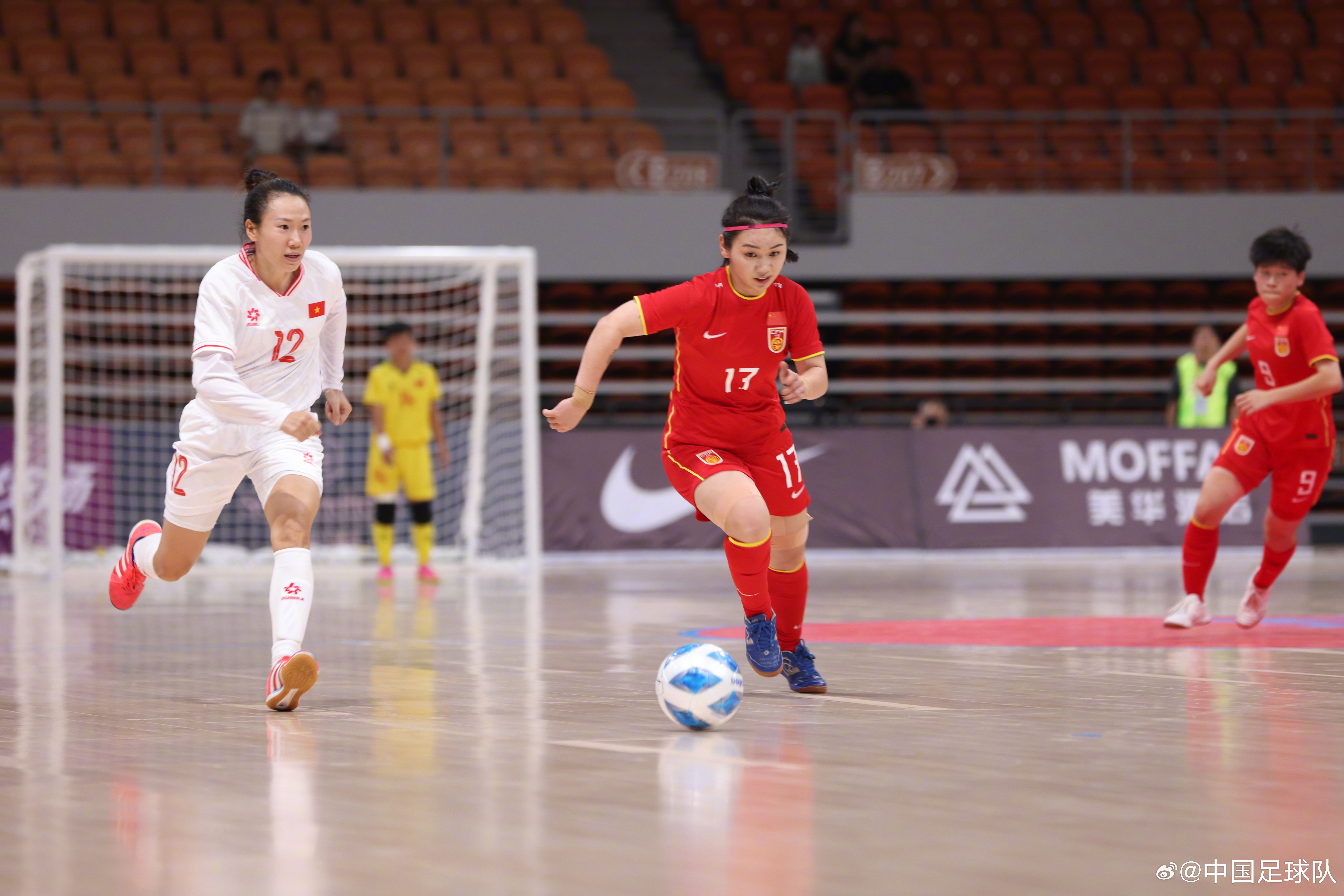 雷速篮球直播-国内女足赛事举办，球迷热情参与支持