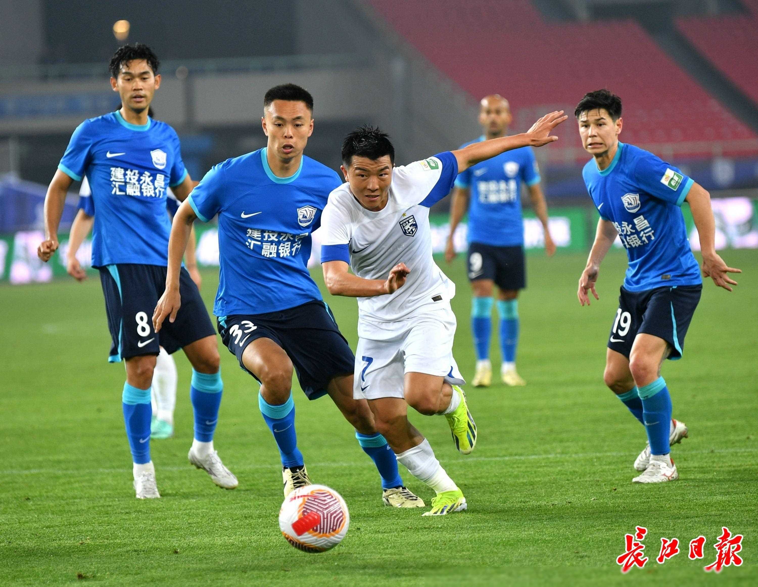 防线齐抢断控制局势取得胜利