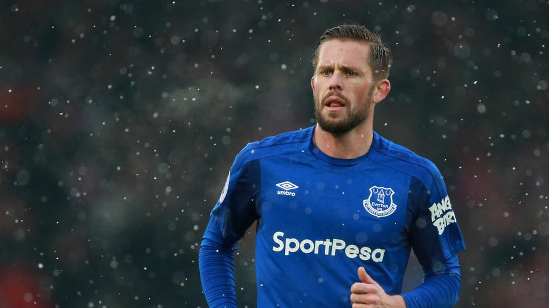 雷速体育直播-赛道上的孤胆英雄，维斯塔潘扛起全队，迈凯伦横扫阿斯顿马丁